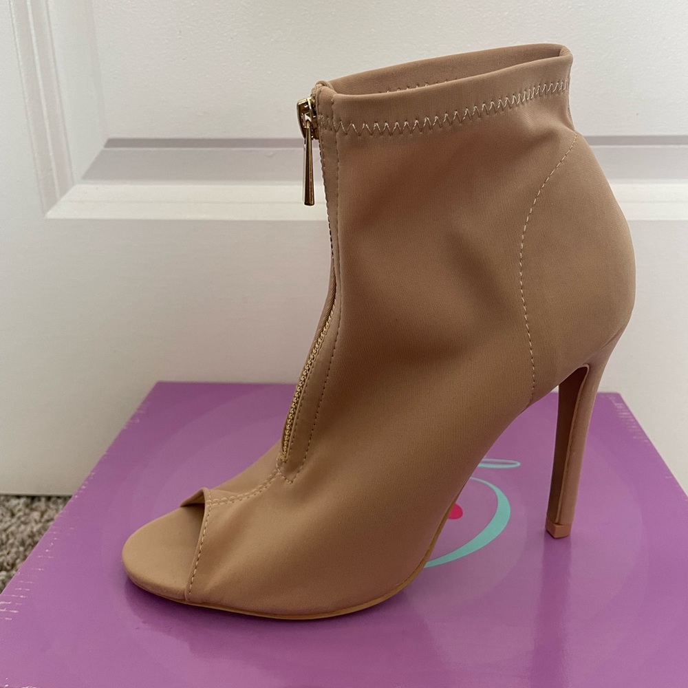 ❌ S O L D ❌ Tan Zipper Heels